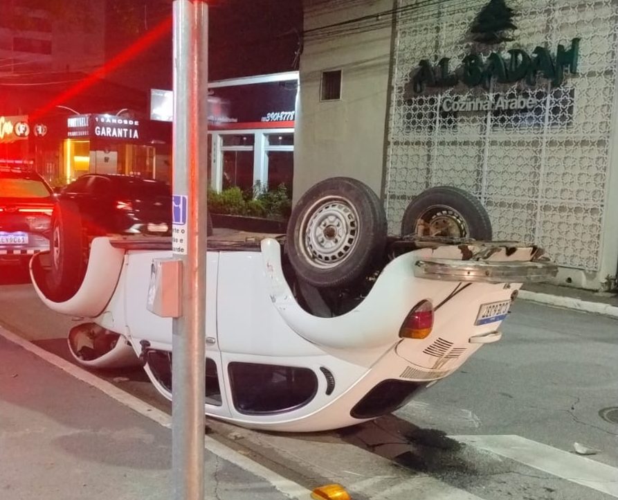Fusca capota no Vila Ema após perseguição da GCM em São José dos Campos. Motorista foi detido no local.