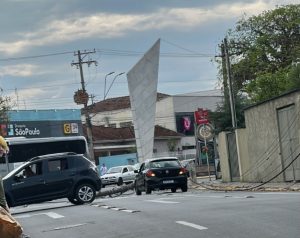 Poste cai e complica trânsito na avenida Peixoto de Castro em Lorena