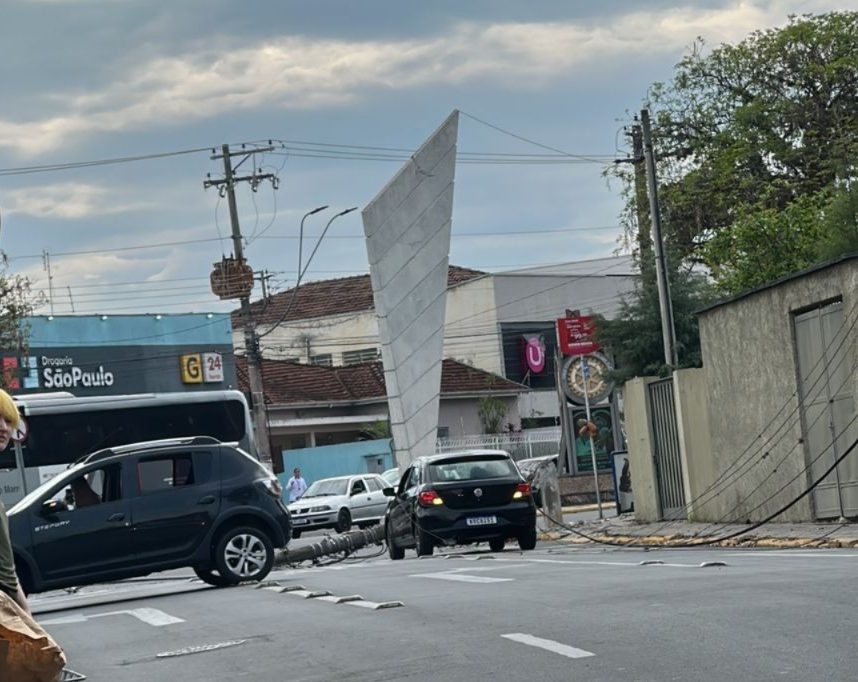 Poste cai e complica trânsito na avenida Peixoto de Castro em Lorena