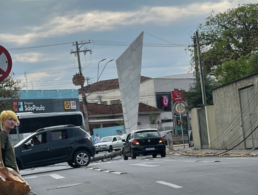 Poste cai e complica trânsito na avenida Peixoto de Castro em Lorena
