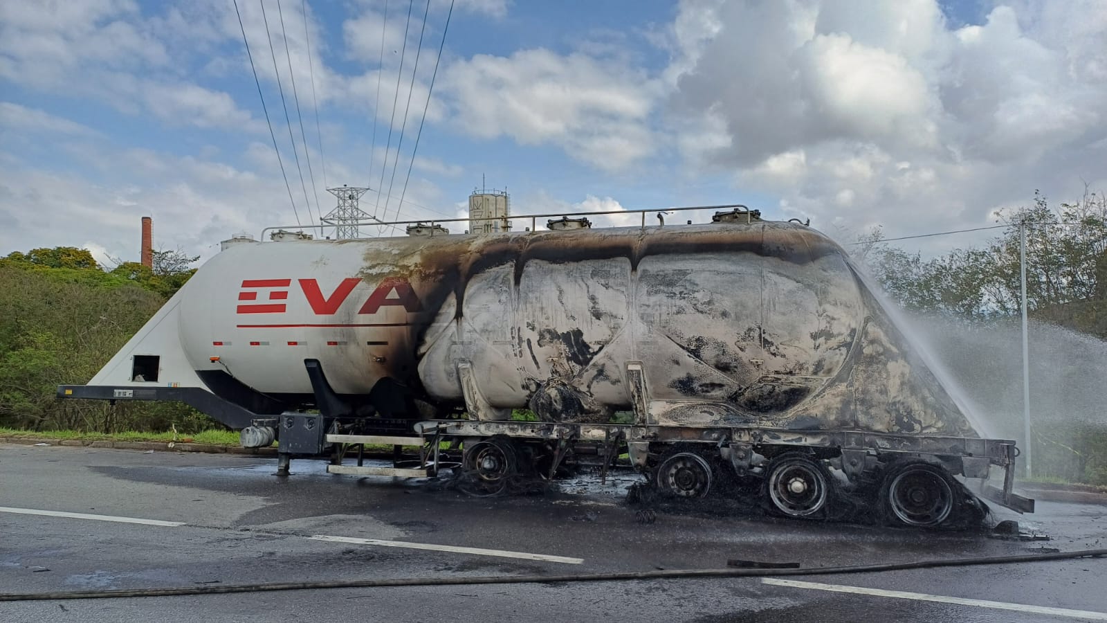 Caminhão em chamas bloqueia Via Dutra em Caçapava  