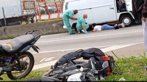Acidente entre kombi e moto deixa motociclista gravemente ferido na Dutra em Taubaté