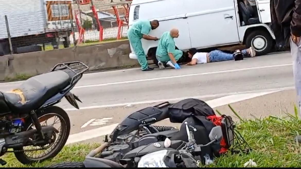 Acidente entre kombi e moto deixa motociclista gravemente ferido na Dutra em Taubaté