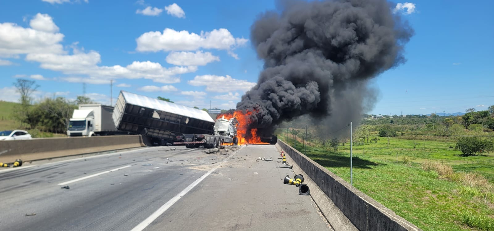 Colisão na Via Dutra causa interdição parcial em Pindamonhangaba 