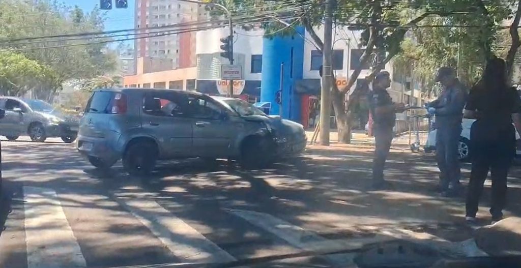 Acidente na avenida Andrômeda deixa duas pessoas feridas