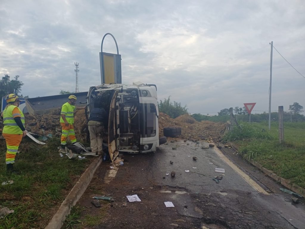 Carreta tomba na Via Dutra e destrói ponto de ônibus em Pindamonhangaba