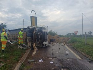 Carreta tomba na Via Dutra e destrói ponto de ônibus em Pindamonhangaba