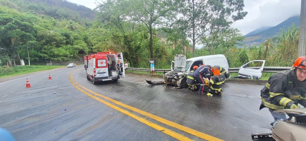 Colisão entre 2 veículos deixa 3 pessoas feridas na rodovia Rio-Santos, em Caraguatatuba