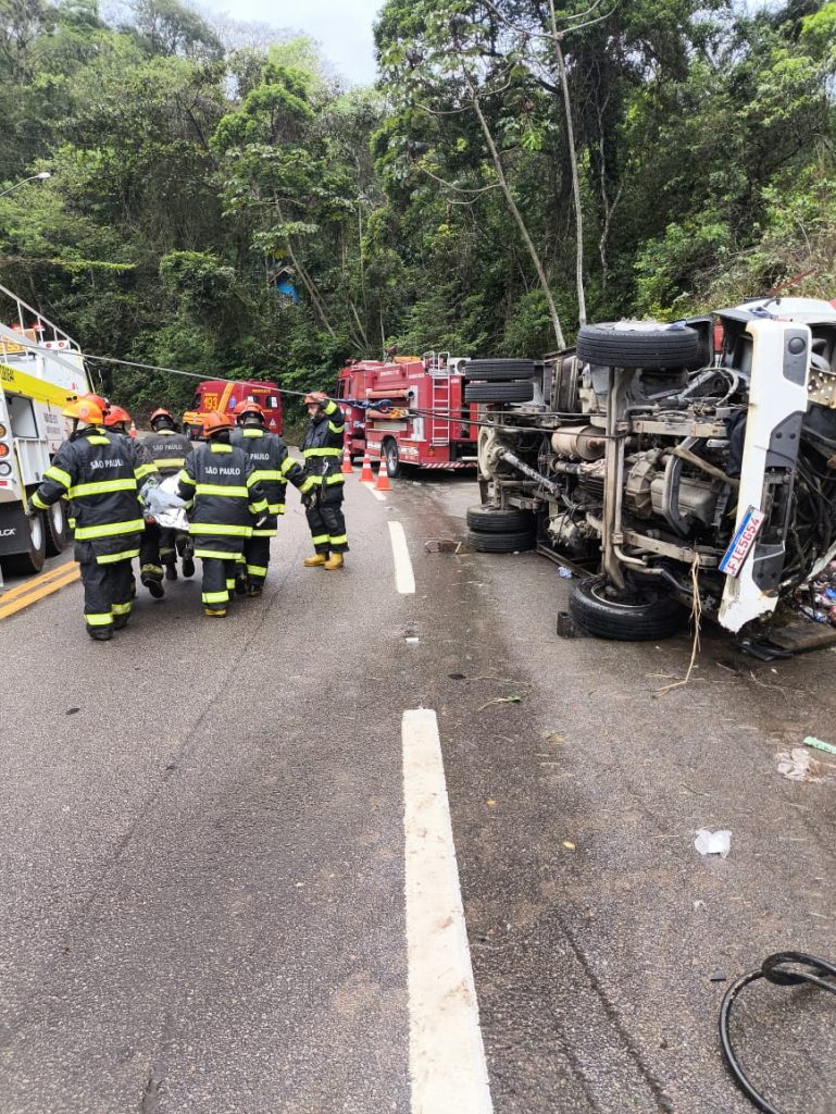 Caminhão de bebidas tomba e motorista morre na Rio-Santos, em São Sebastião