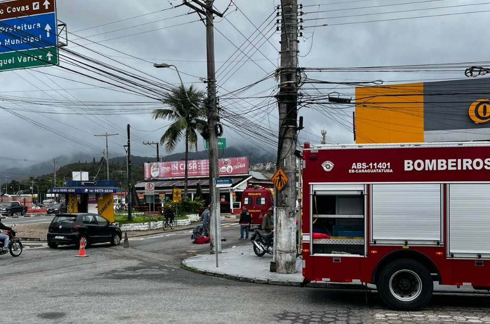 Acidente entre carro e moto deixa jovem de 19 anos ferido em Caraguatatuba