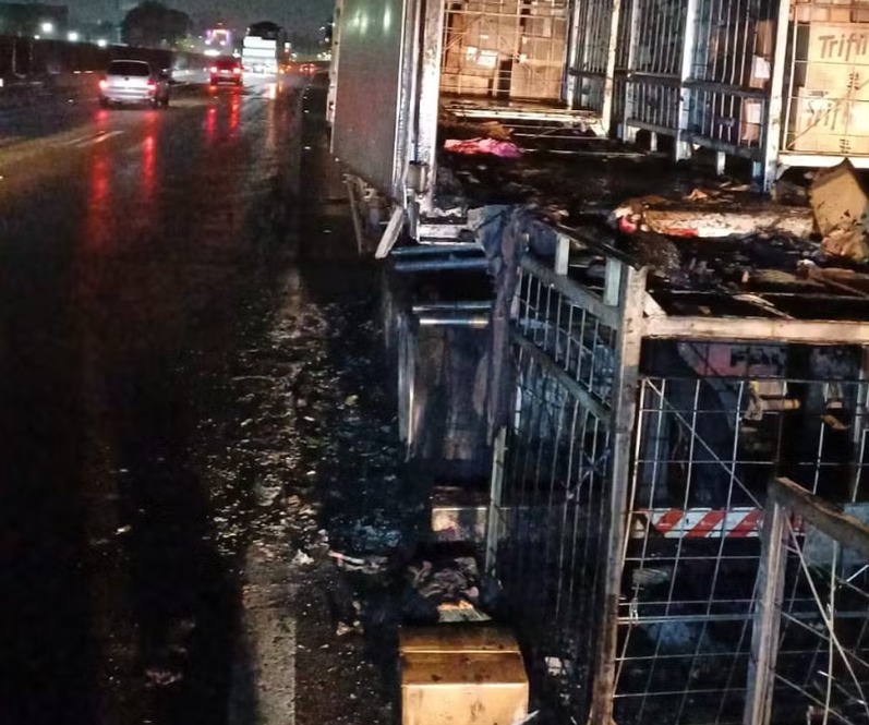 Carreta pega fogo na Via Dutra em Taubaté!