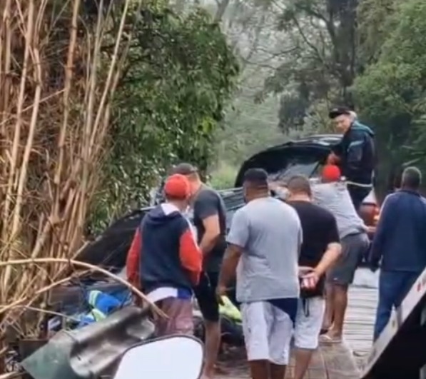 Carro cai de ponte e quase causa tragédia em São José dos Campos