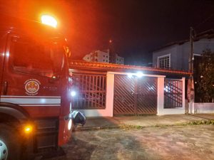 Bombeiros controlam incêndio em residência na Martim de Sá, em Caraguatatuba