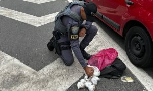 Polícia intercepta carro de aplicativo e prende passageira com mil pedras de crack na Tamoios