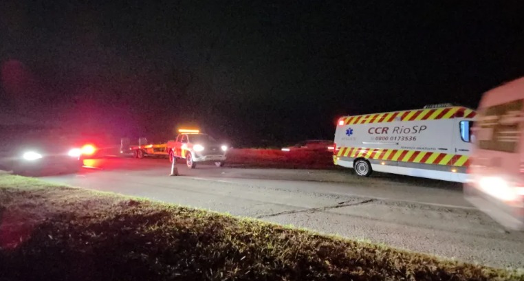 Colisão entre carro e caminhão provoca incêndio e deixa um morto na Via Dutra