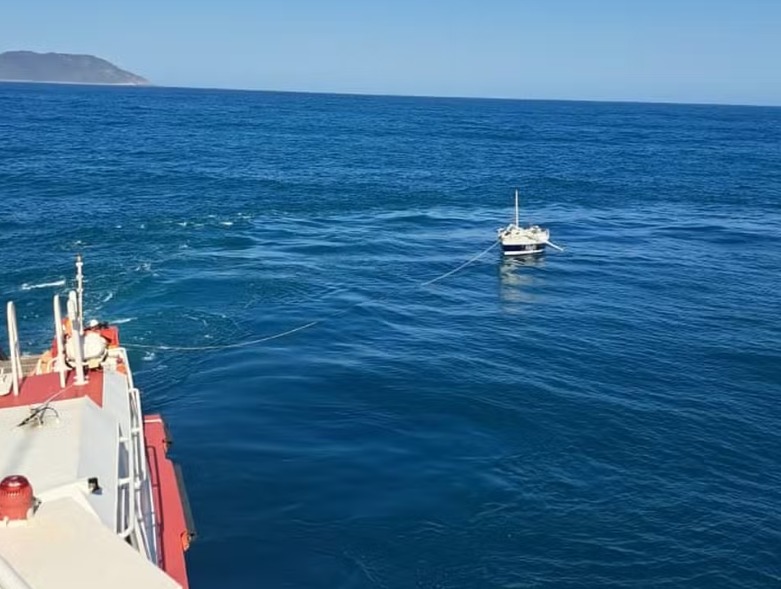Três resgatados em veleiro à deriva em Ubatuba