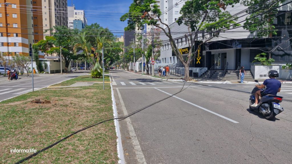 Em dois dias seguidos caminhões arrastam cabos no Aquarius!