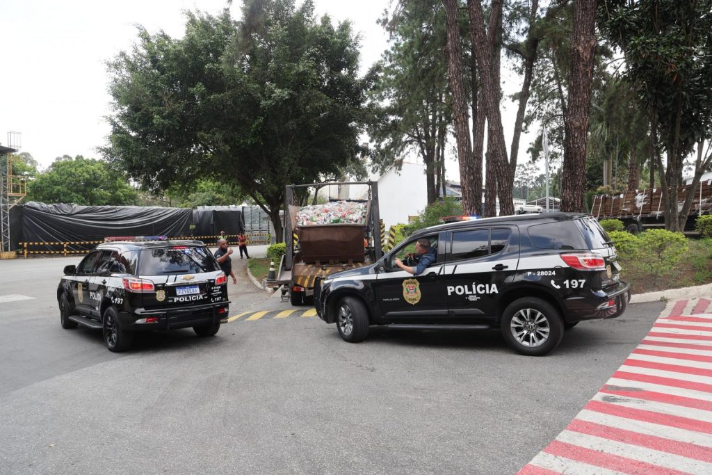 Polícia destrói mais de 100 mil garrafas usadas em falsificação de bebidas alcoólicas