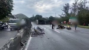 A caminho da Argentina, ônibus com torcedores do Flamengo tomba na Via Dutra