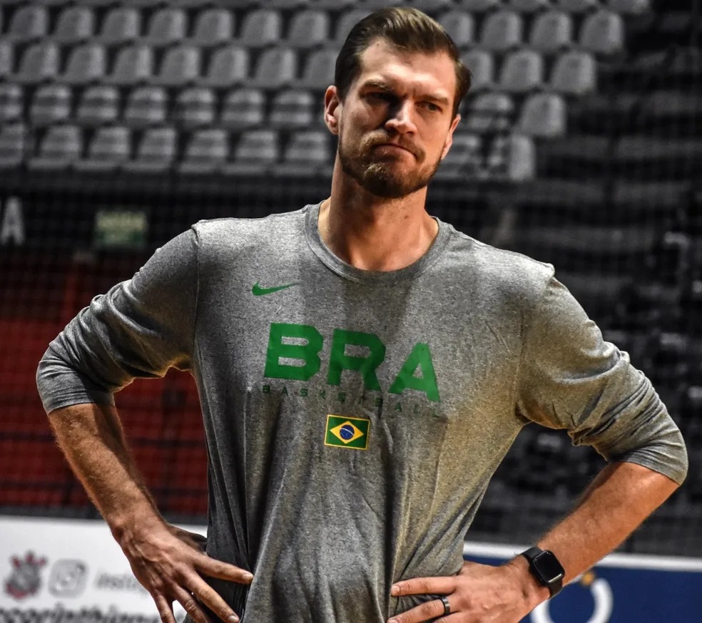 Brasileiro Tiago Splitter assume o time Trail Blazers como treinador interino