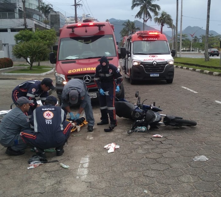 Motociclista embriagado e sem capacete cai e dá trabalho a socorristas em Caraguatatuba