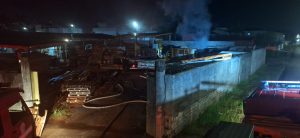 Caminhão estacionado em comércio pega fogo e Bombeiros controlam incêndio!