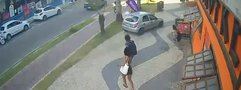 Jovem sem habilitação e alcoolizado invade calçadão na Martim de Sá