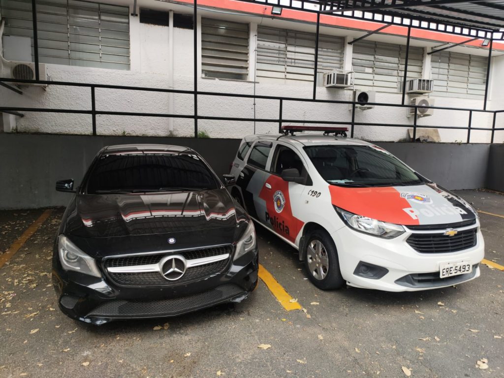 Mercedes com placa adulterada é apreendida no Jd. Colinas Homem é preso por receptação
