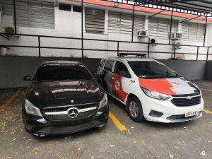 Mercedes com placa adulterada é apreendida no Jd. Colinas Homem é preso por receptação