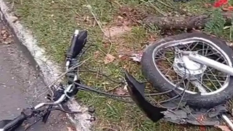 Motociclista fica ferido com gravidade após bater em árvore na zona leste de São José dos Campos