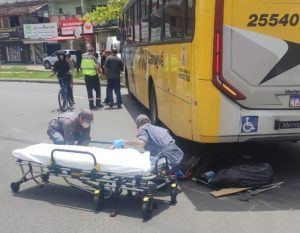 Homem em situação de rua é atropelado por ônibus em Caraguatatuba!