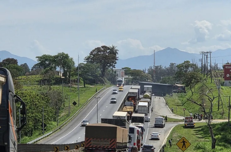Caminhão sofre pane, e Via Dutra registra congestionamento na manhã deste domingo