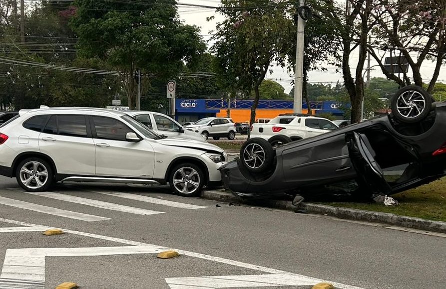 Carro tomba em rua do Jardim Esplanada e levanta novamente questionamentos