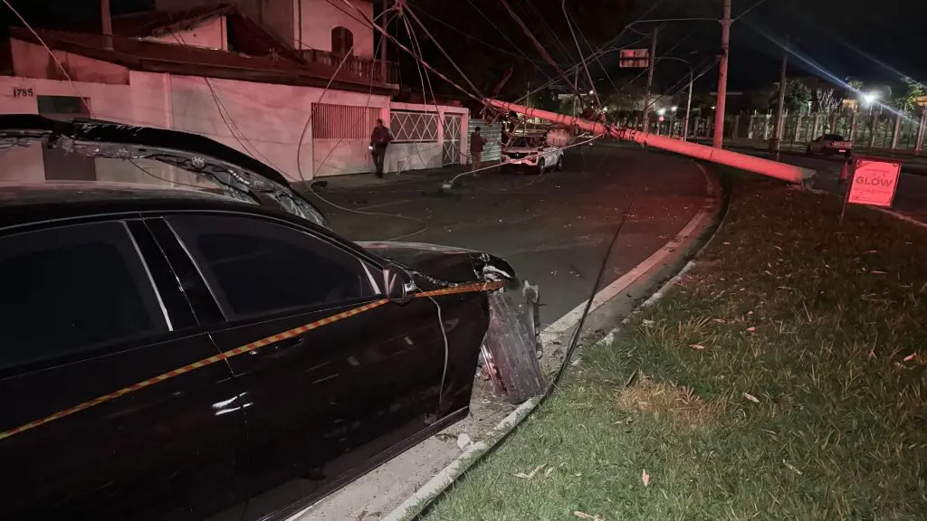 Acidente com suspeita de racha provoca caos no Urbanova