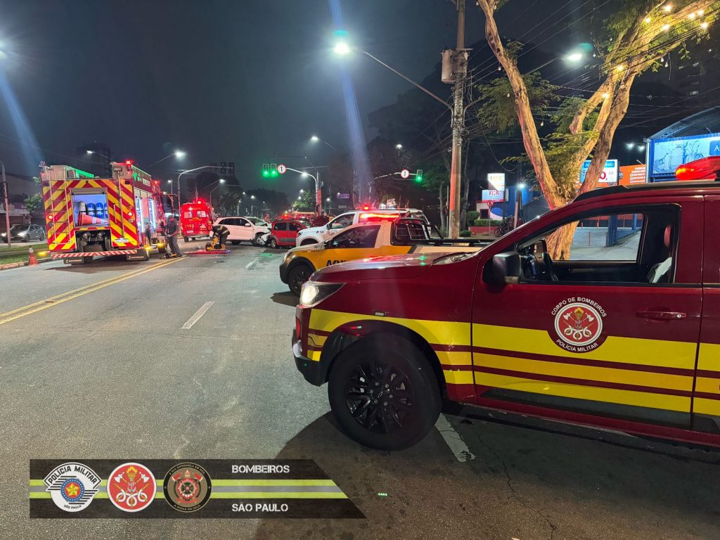 Acidente com três veículos deixa duas pessoas feridas na zona sul de São José