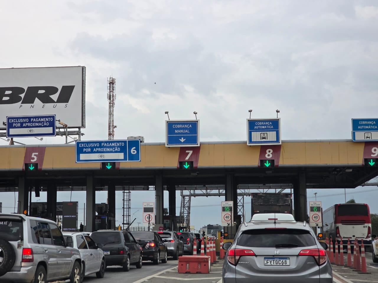 Acidente entre caminhões bloqueia a Via Dutra em Pindamonhangaba