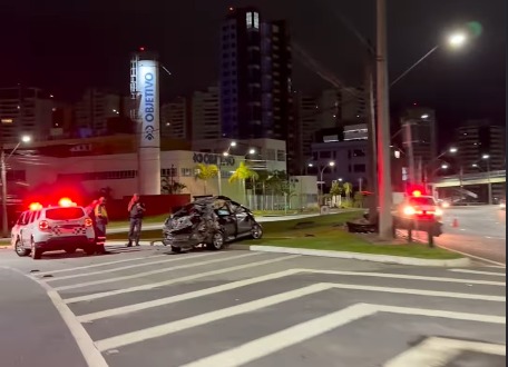 Acidente no anel viário em São José deixa jovem ferida após capotamento no Jardim Aquarius. Bombeiros socorreram a vítima ao hospital.