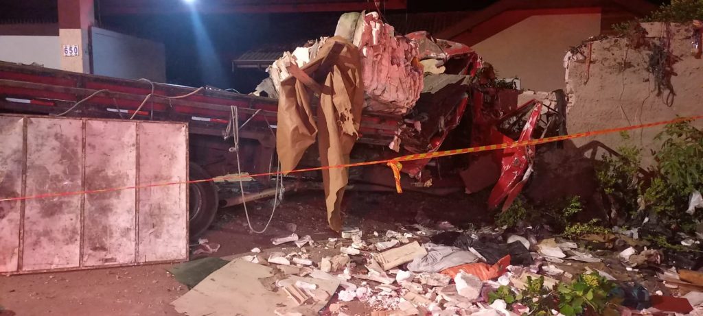 Caminhão de reciclagem desgovernado causa morte e destruição em Campos do Jordão