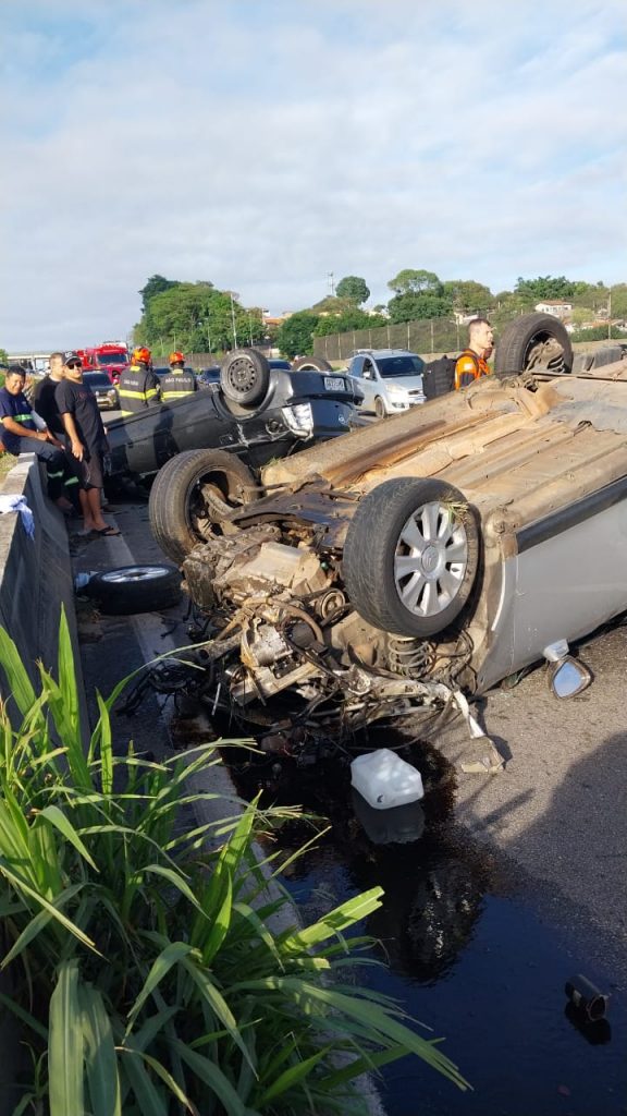 Capotamento na Via Dutra deixa trânsito lento em São José dos Campos. Dois carros capotaram no sentido Rio; ainda não há informações sobre vítimas