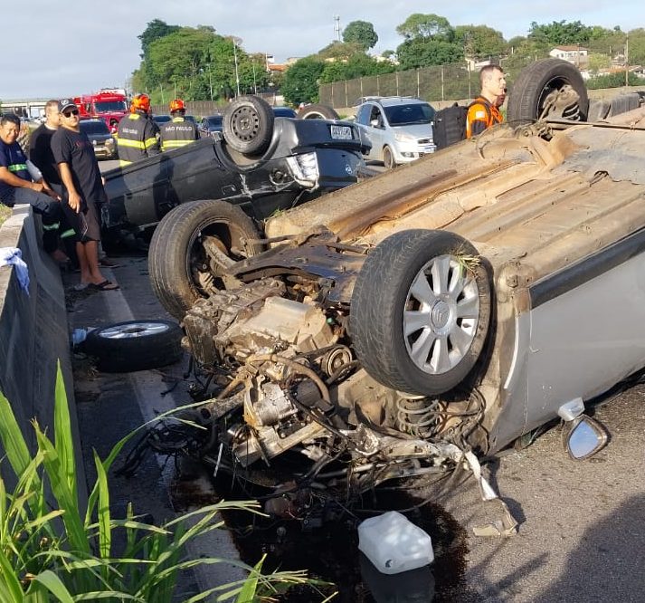 Capotamento na Via Dutra deixa trânsito lento em São José dos Campos. Dois carros capotaram no sentido Rio; ainda não há informações sobre vítimas