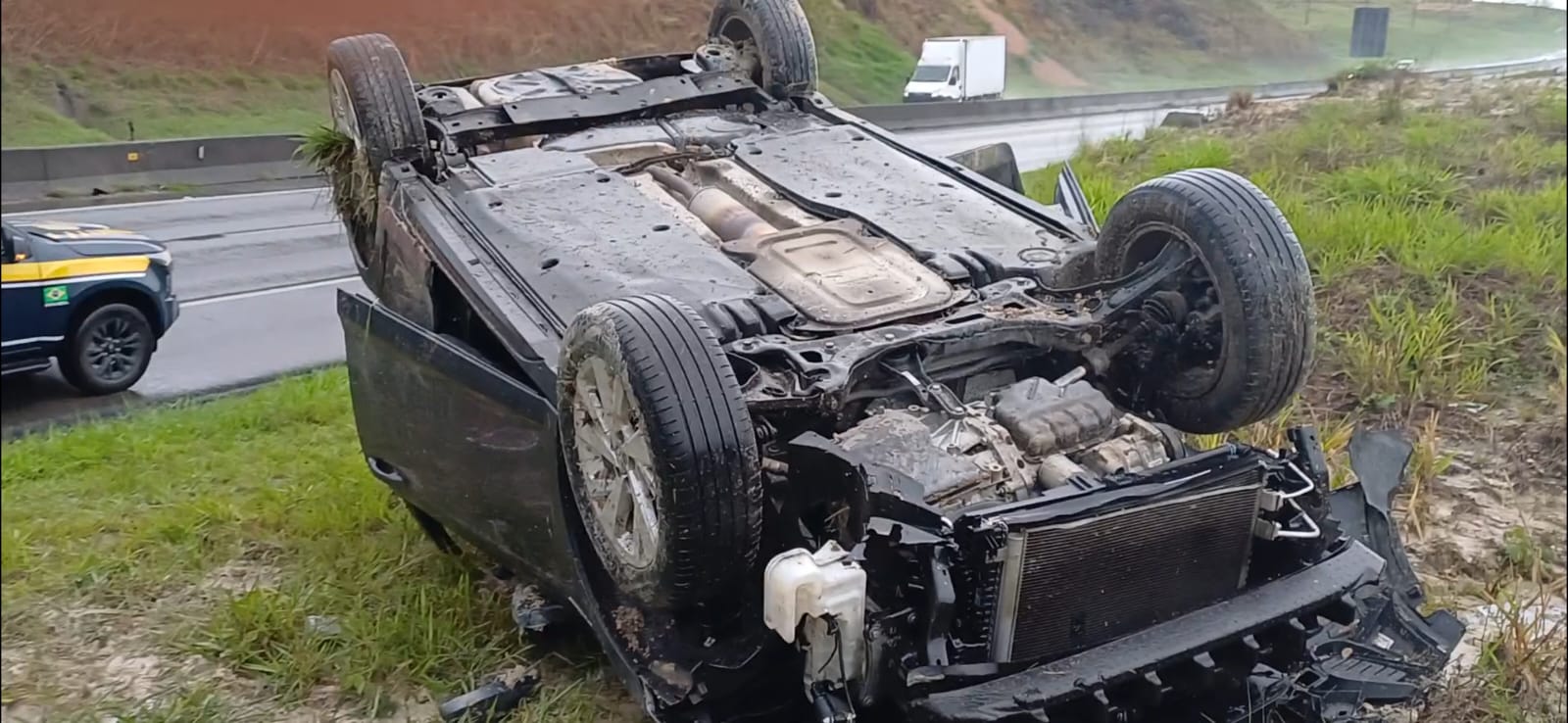 Capotamento na Via Dutra em Jacareí é causado por aguaplanagem após chuva forte