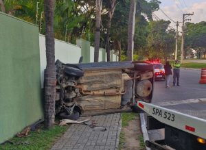 Carro perde controle, tomba e deixa jovens feridos na zona sul