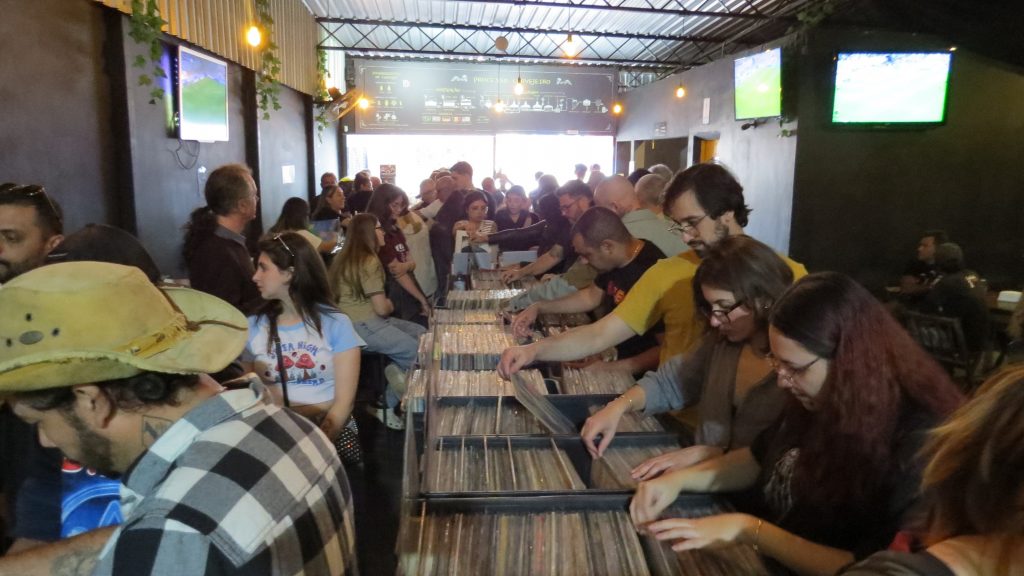 A última feira de disco vinil em São José dos Campos reúne mais de 10 mil títulos e opções para presentes de Natal. Confira.