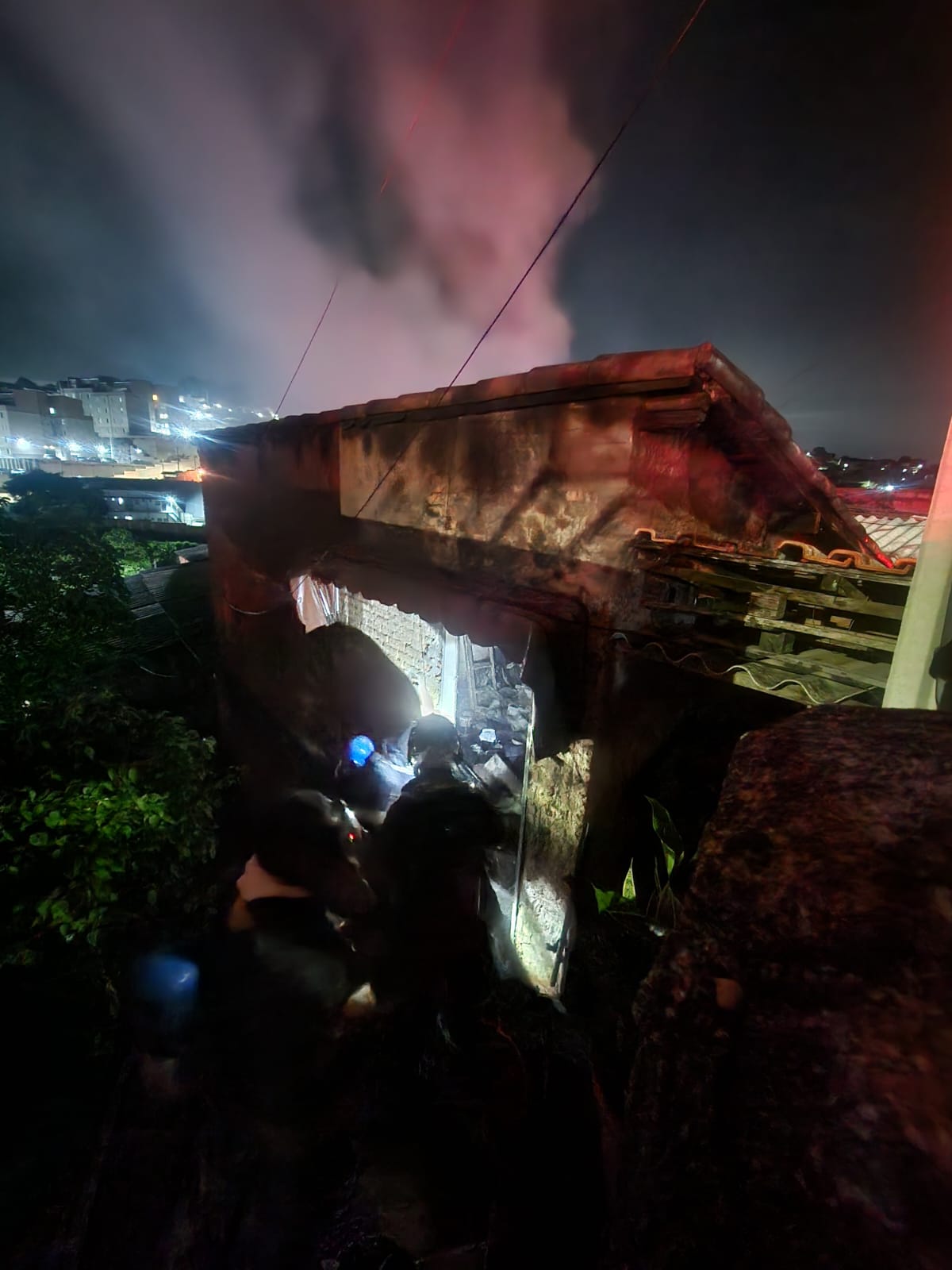 Incêndio em residência mobiliza bombeiros e salva idoso acamado na Vila Paiva