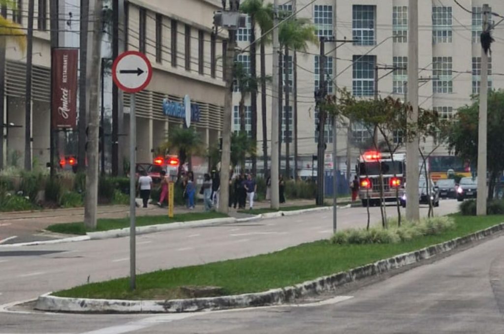 Princípio de incêndio em árvore de Natal mobiliza funcionários e Bombeiros no Jardim Aquarius