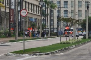 Princípio de incêndio em árvore de Natal mobiliza funcionários e Bombeiros no Jardim Aquarius