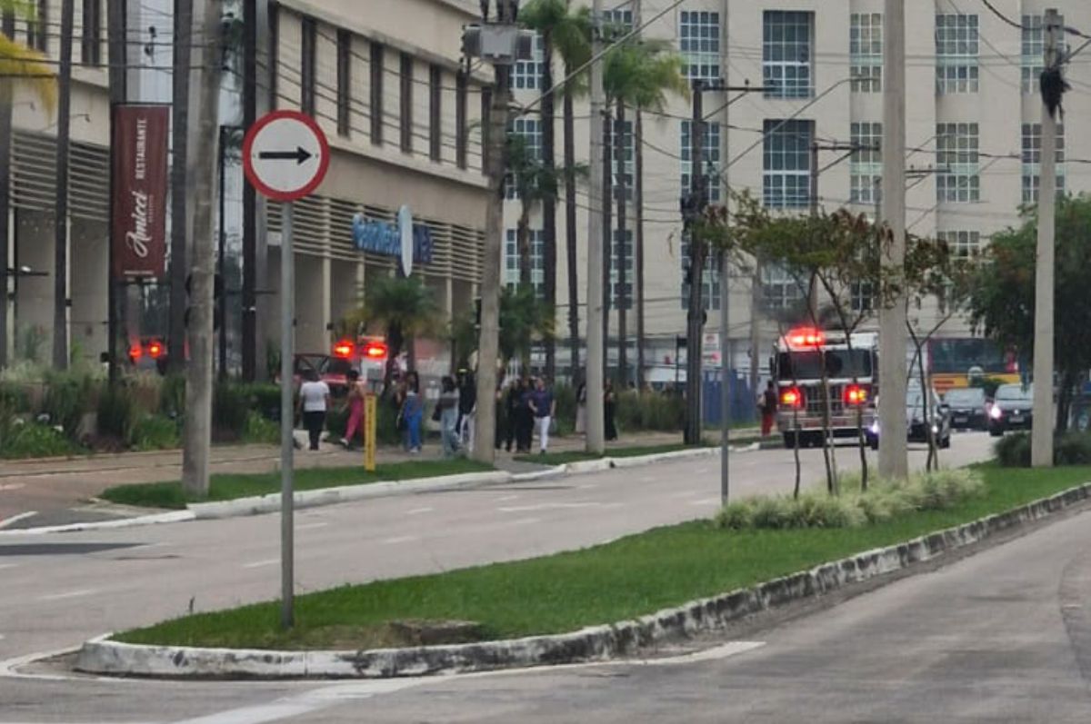 Princípio de incêndio em árvore de Natal mobiliza funcionários e Bombeiros no Jardim Aquarius