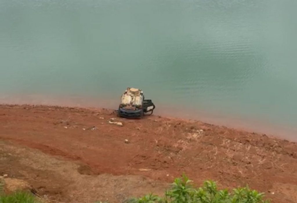 Carro jogado na represa do Jaguari reaparece com baixa da água