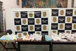 Três tonéis com cocaína, maconha e crack são apreendidos em operação que mobilizou helicóptero Águia