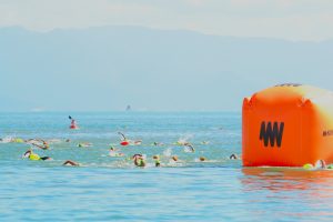 Esporte, mar e superação: Ilhabela recebe mais de mil nadadores na Travessia do Canal